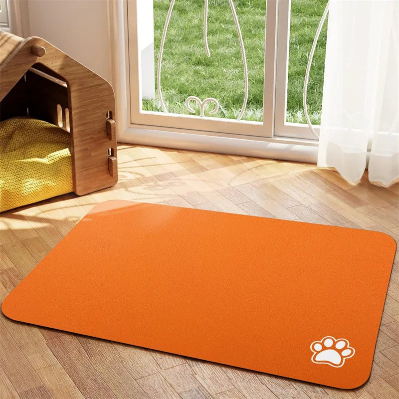 Tapis chien de couleur orange avec une patte de couleur blanche sur le tapis pour gamelle de chien. Le tapis à gamelle pour chien est posé dans un salon avec sur le côté une niche en bois. Image produit Boutiquechien