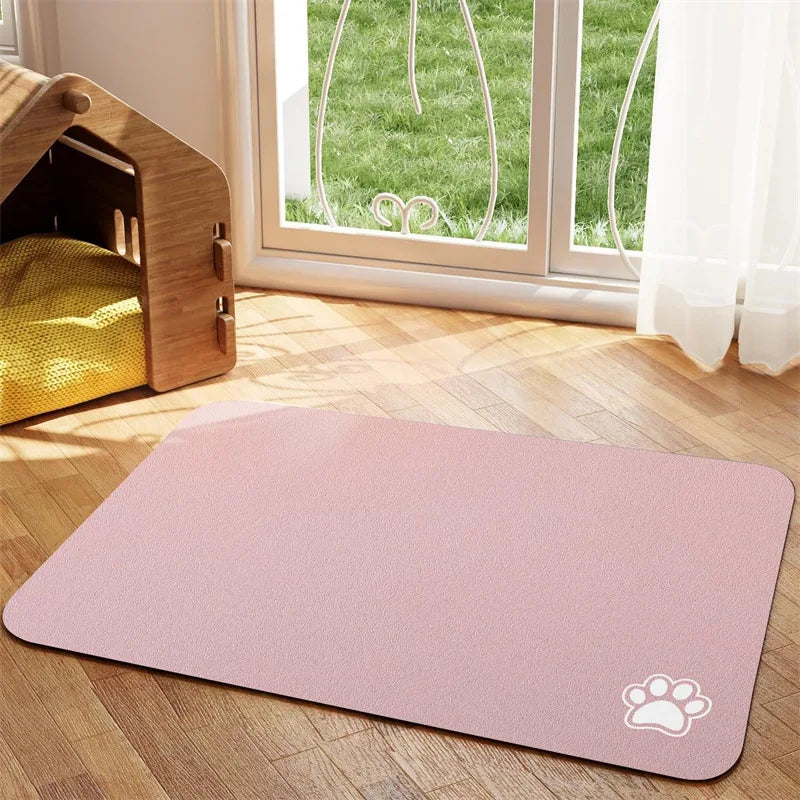 Tapis chien de couleur rose claire avec une patte de couleur blanche sur le tapis pour gamelle de chien. Le tapis à gamelle pour chien est posé dans un salon avec sur le côté une niche en bois. Image produit Boutiquechien