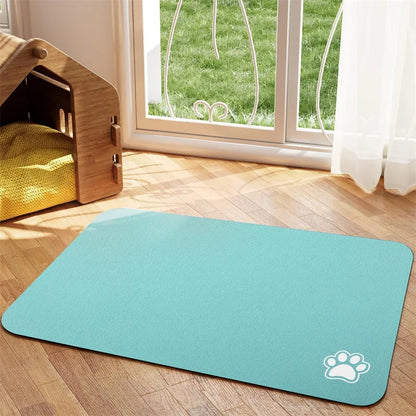 Tapis chien de couleur turquoise avec une patte de couleur blanche sur le tapis pour gamelle de chien. Le tapis à gamelle pour chien est posé dans un salon avec sur le côté une niche en bois. Image produit Boutiquechien