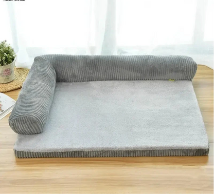 tapis moelleux pour chien de couleur gris de style elour. Le produit est posé dans un salon de couleur claire. Image produit Boutiquechien