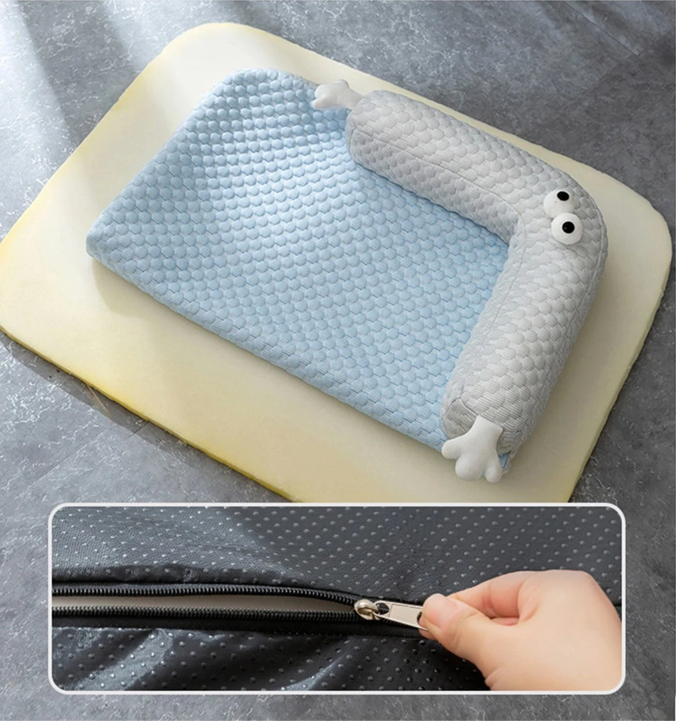 Tapis chien rafraïchissant de couleur bleu et gris avec des yeux et des mains déhoussable. Le tapis est déhoussable parfait pour nettoyer. Image produit Boutiquechien Image