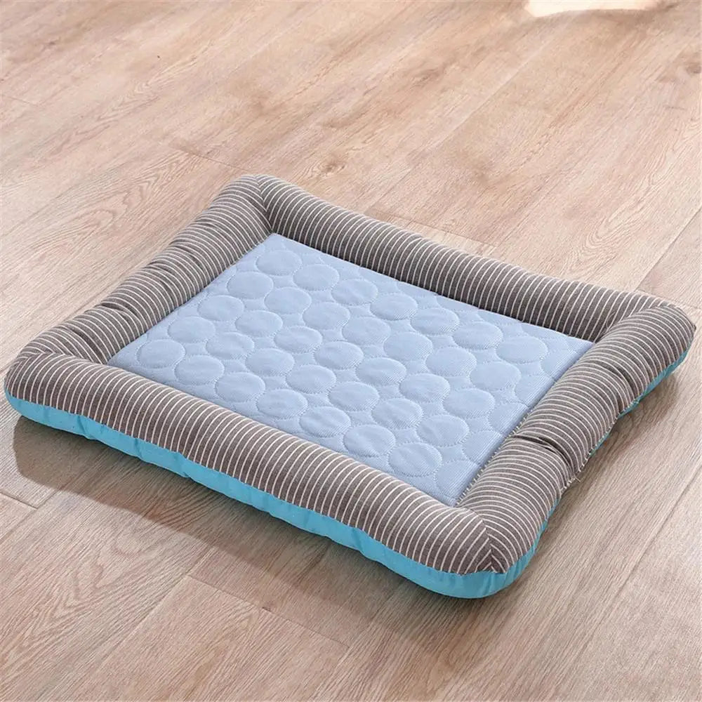 Tapis chien de couleur gris et bleu posé sur un sol de couleur claire. Image produit Boutiquechien Image