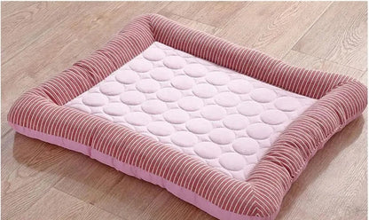 Tapis chien raffraichissant de couleur rose posé par terre. Image produit Boutiquechien