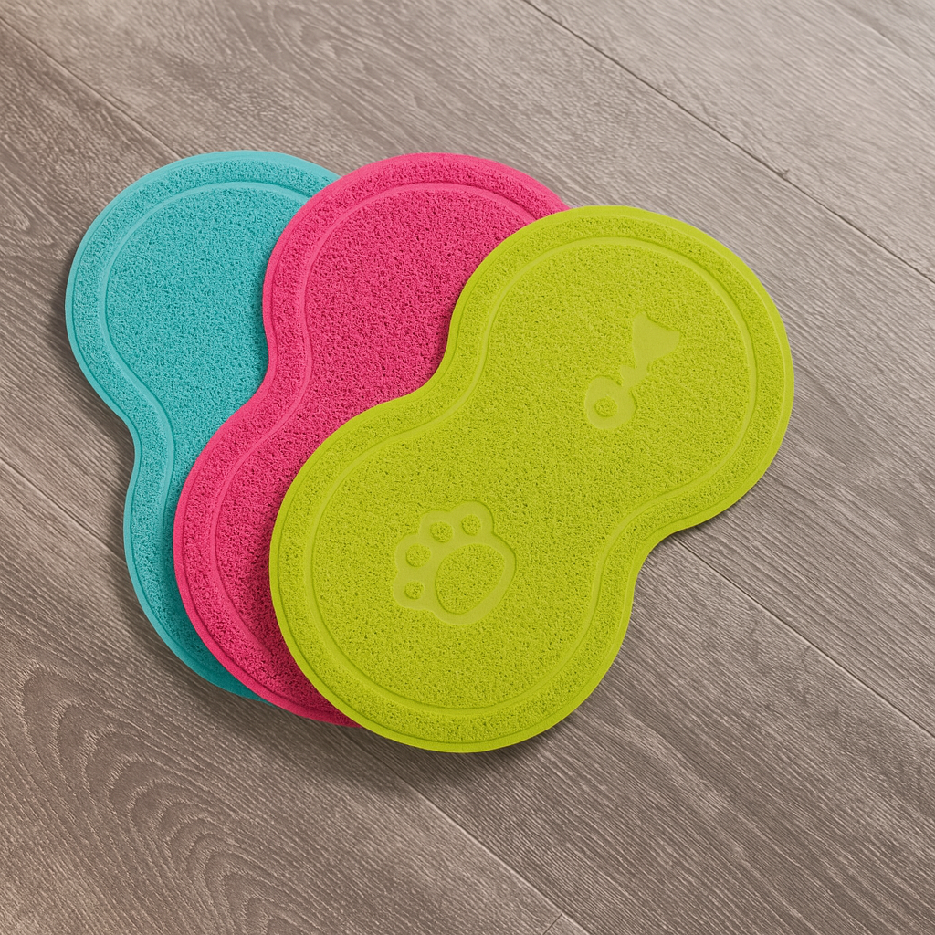 tapis de sol de couleur jaune, rouge et turquoise posé sur un sol en parquet de couleur claire