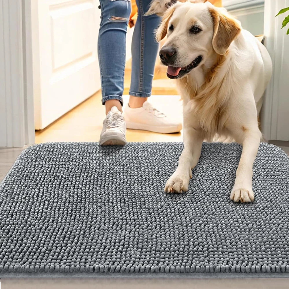 Tapis essuie patte chien avec un grand chien blanc près du tapis 