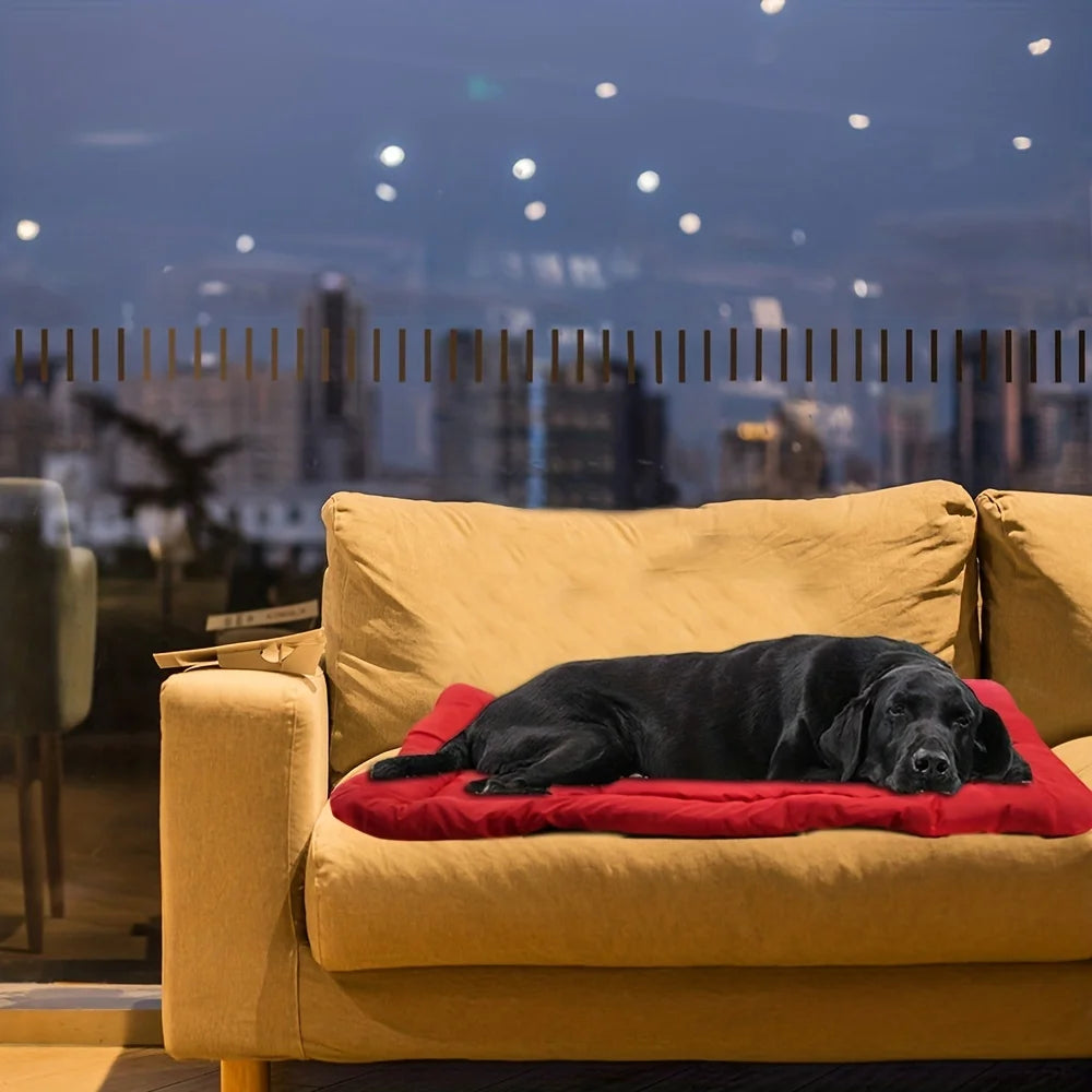 Tapis grand chien impermeable sur un canapé avec chien noir dessus  Image