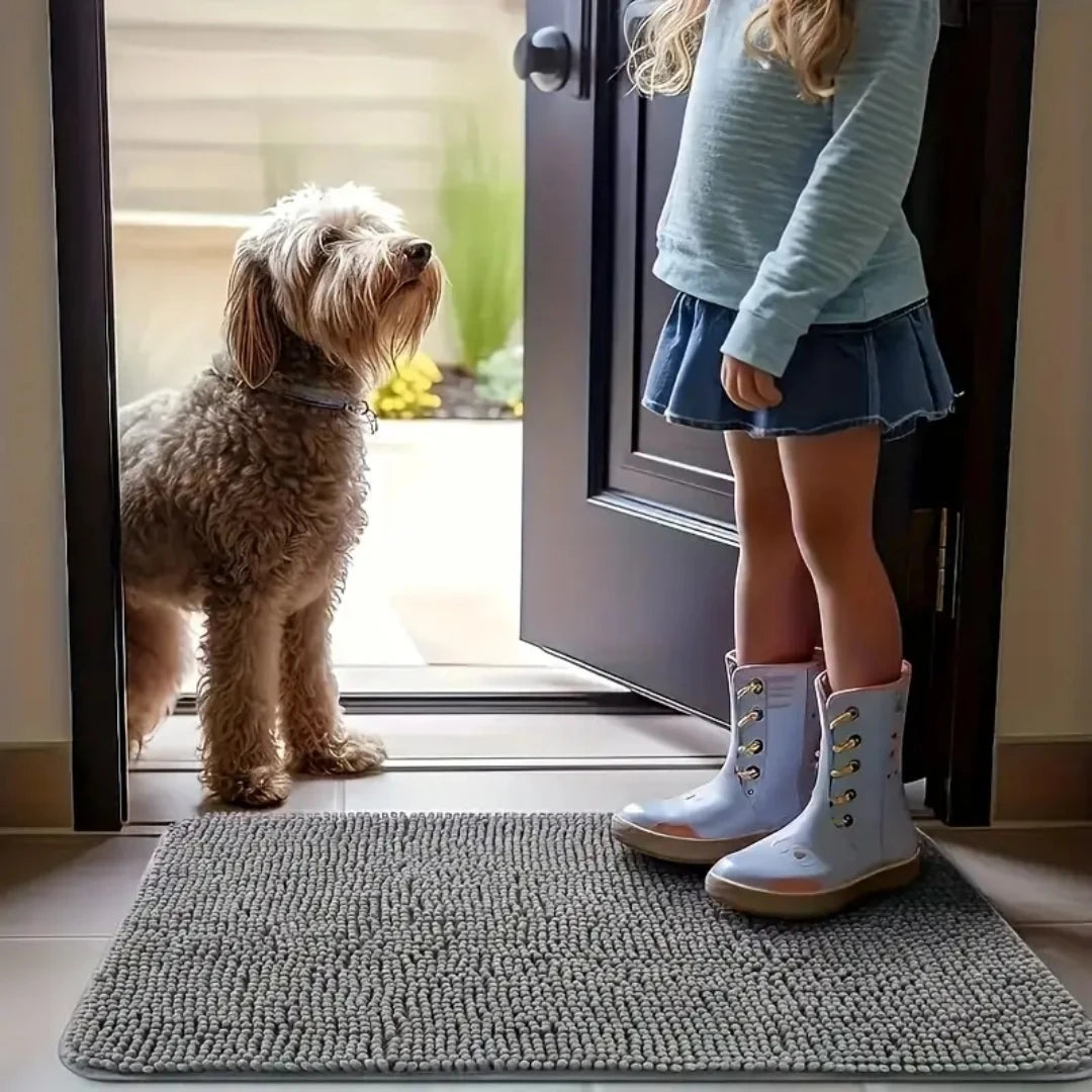 Tapis patte chien sur un devant de porte avec un chien et une enfant  Image