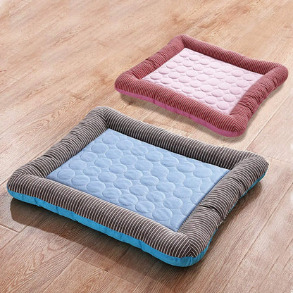 tapis rafraichissant pour chien de couleur bleu et rose sur un sol de couleurs claire. Image produit Boutiquechien