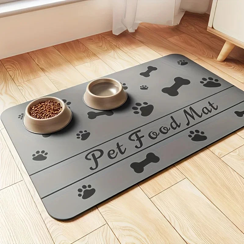 Tapis sous gamelle chien gris dans un salon claire