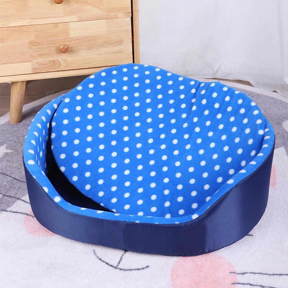 Tout petit panier pour chien de couleur bleu a pois blanc dans une pièce de couleur claire