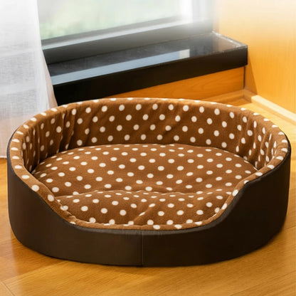 Tout petit panier pour chien de couleur brun avec des pois blanc dans un salon claire