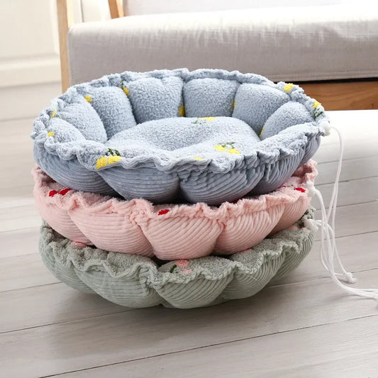 Trois panier pour chien de couleur bleu, rose et vert. Le panier chien est dans une chambre de couleur claire. Image produit Boutiquechien 
