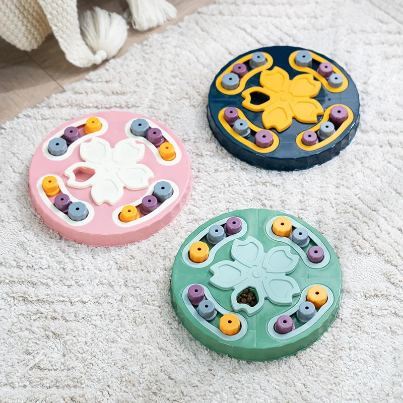 Trois Puzzle pour petit chien de couleur différentes posé sur un tapis blanc. Image produit Boutiquechien