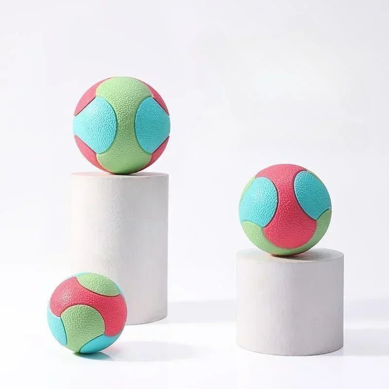 balle résistante pour chien à mâchouiller de couleur rouge, vert et bleu. Image produit Boutiquechien