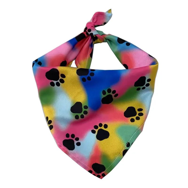 foulard pour chien multicolore avec des pattes noir dessus. Image produit de boutiquechien 