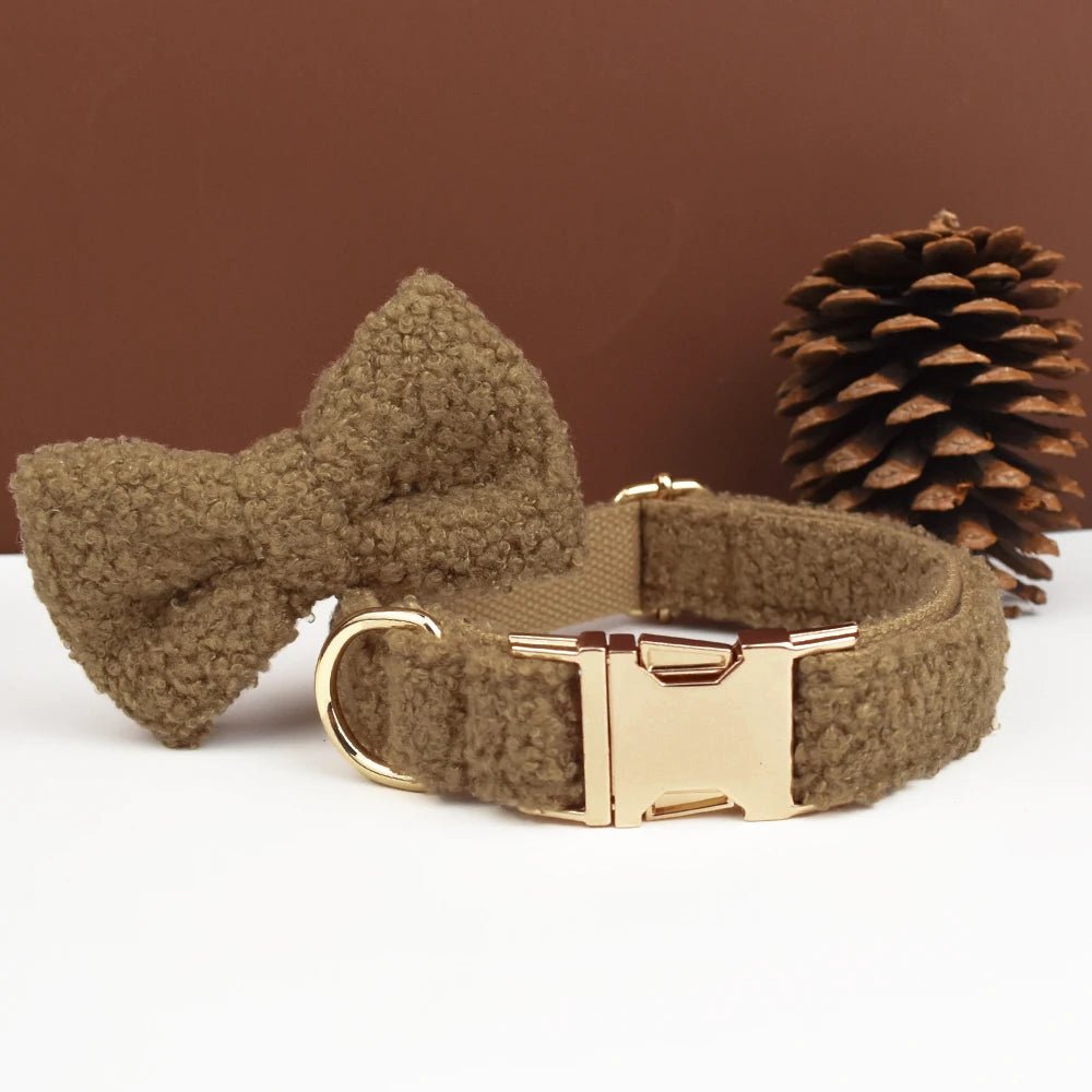 Beau collier chien brun et papillon