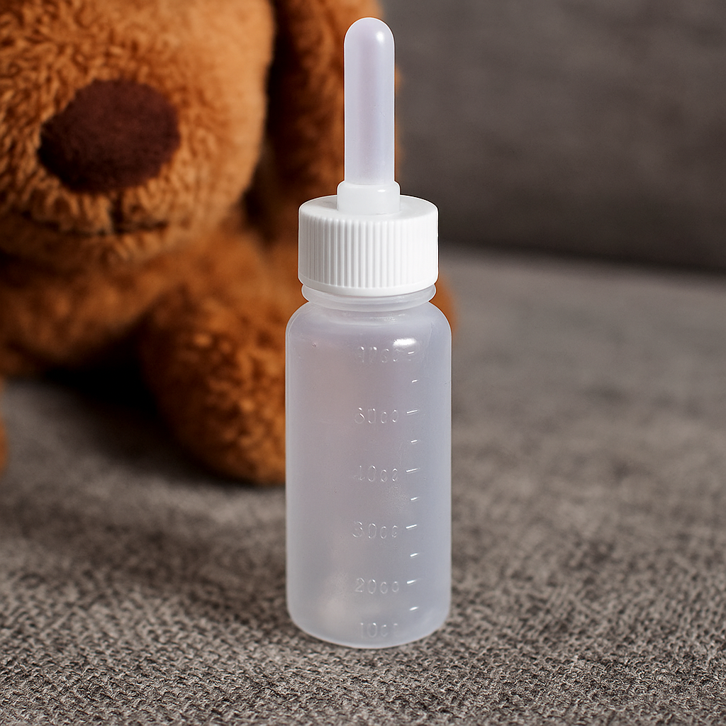 biberon chiot transparent et blanc mis en valeur avec un doudou chien. Image produit Boutiquechien