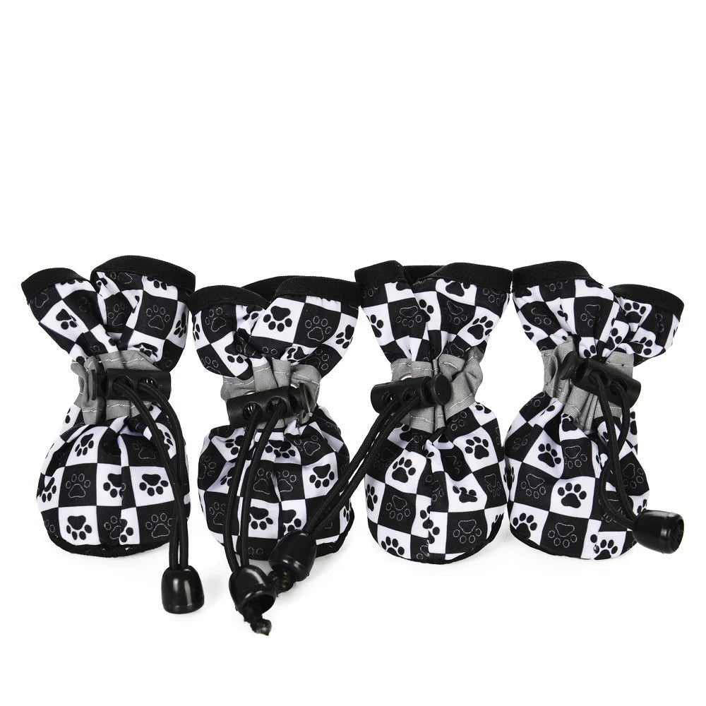 Bottes pour chiens de couleur blanc et noir avec des formes de pattes. Les bottes sont ajustable facilement. Image produit Boutiquechien