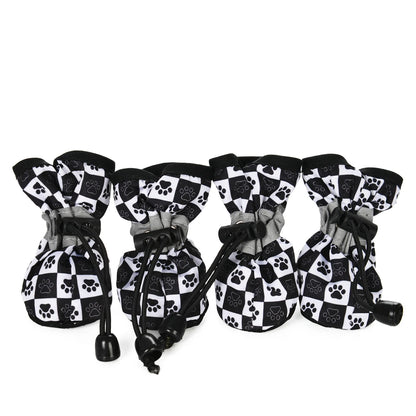 Bottes pour chiens de couleur blanc et noir avec des formes de pattes. Les bottes sont ajustable facilement. Image produit Boutiquechien
