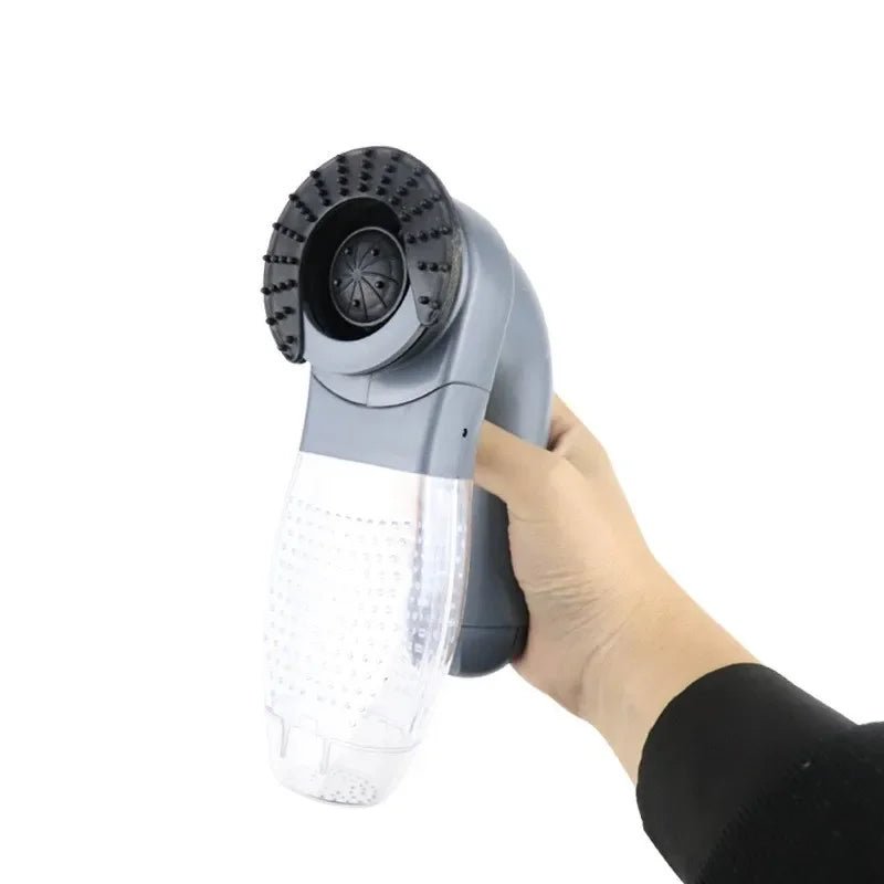 Brosse aspirante pour chien dans un main