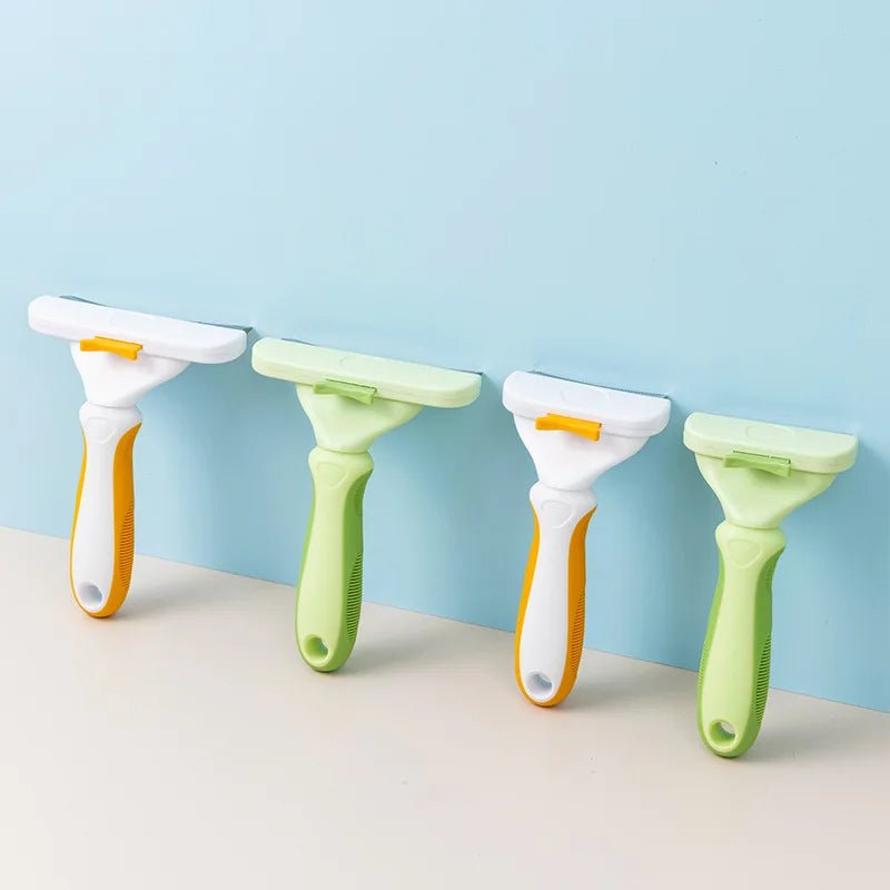 Brosse pour chien poils courts de couleur vert et blanc orange mis en valeur dans un fond bleu avec en bas un sol beige