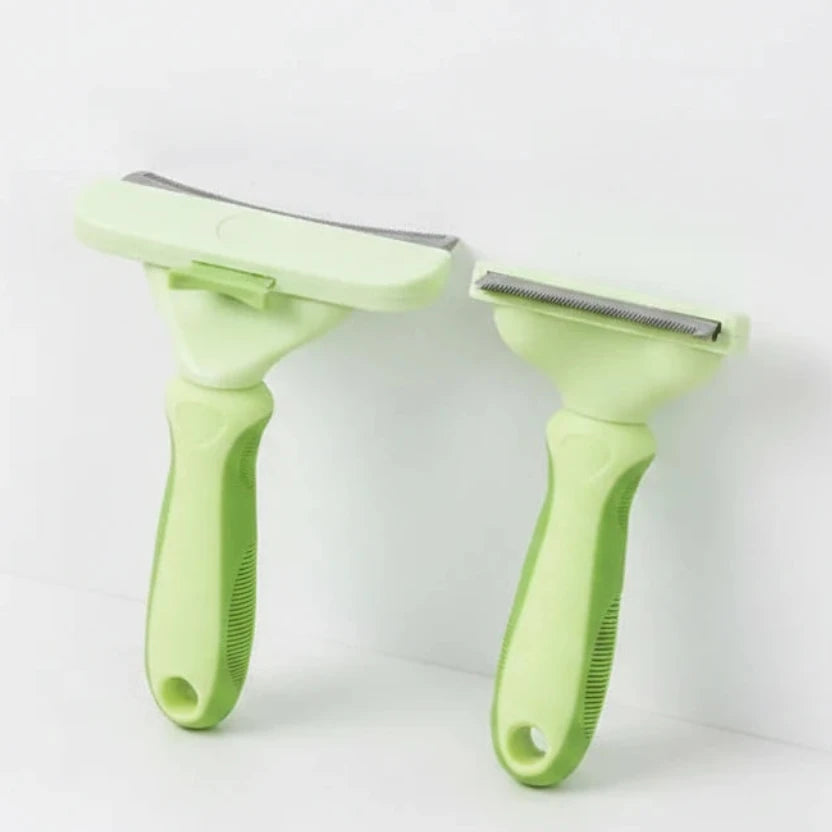 Brosse pour chien poils courts vue de dos et de face dans un fond bleu