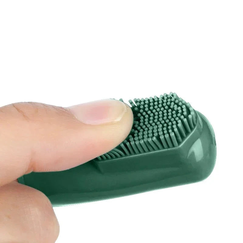 Brosse  a dent pour chien doigt de couleur kaki avec un doigt touchant cette brosse. Image produit Boutiquechien