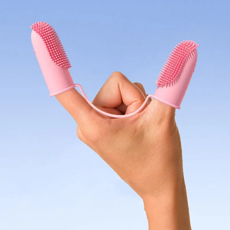 Brosse a dents double doigt de couleur rose mis sur une main. Image produit Boutiquechien