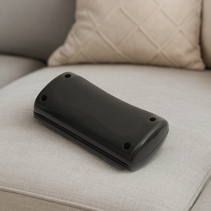 Petit brosse pour chien de couleur noir posé sur un canapé de couleur beige. Image produit Boutiquechien