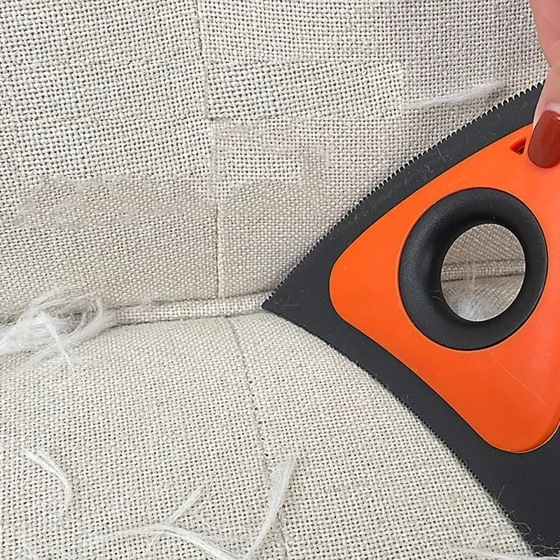 brosse poil chien de couleur orange et noir en forme de triangle lavant un canapé de couleur beige  Image