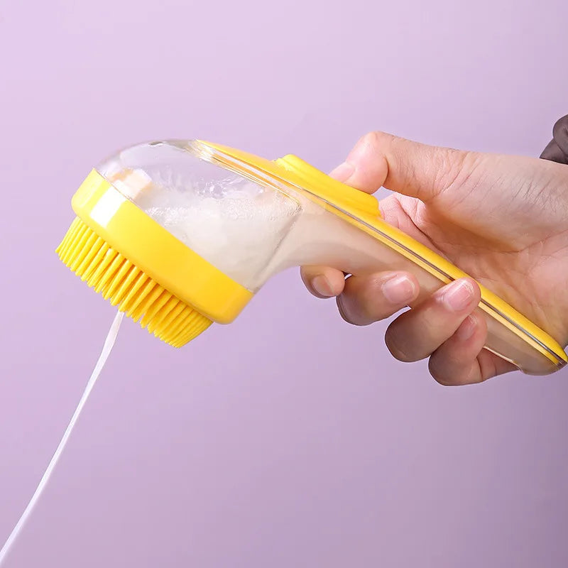 brosse de massage pour les chiens de couleur Jaune et transparente. de la mousse. sort de la brosse pour chien