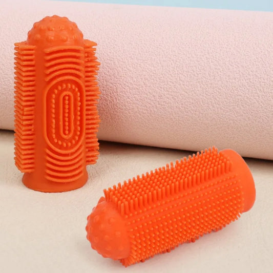 Brosse a dent pour chien de couleur orange a mettre au bout des doigts. le Canapé chien blanc possède sur lui les deux produits. Image produit Boutiquechien