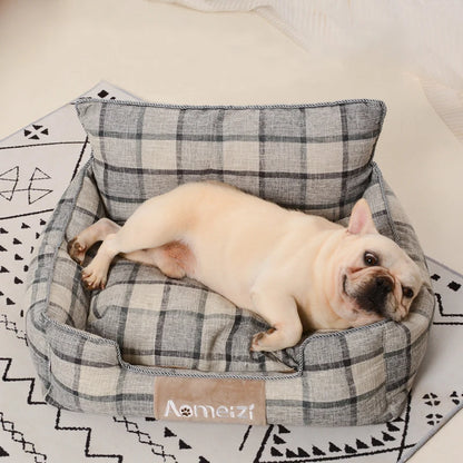Buldog blanc sur un canapé et panier de couleur gris. Image produit Boutiquechien