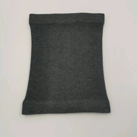 Cache cou et oreilles pour les chiens. le cache cou est de couleur gris et il est posé dans un couleur gris. Image produit Boutiquechien