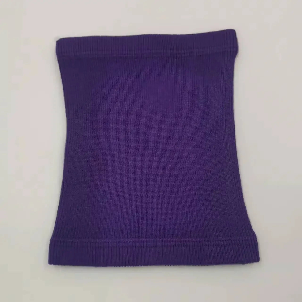 Cache cou et oreilles pour les chiens. le cache cou est de couleur violet et il est posé dans un couleur gris. Image produit Boutiquechien