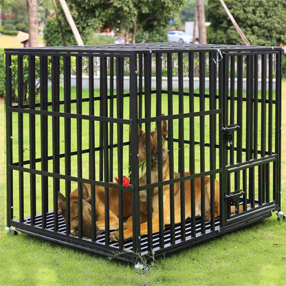 Grande cage de couleur noir avec deux bergers allemand dans la cage noir. La cage est posé dans l'herbe verte avec en fond des arbres. Image produit Boutiquechien