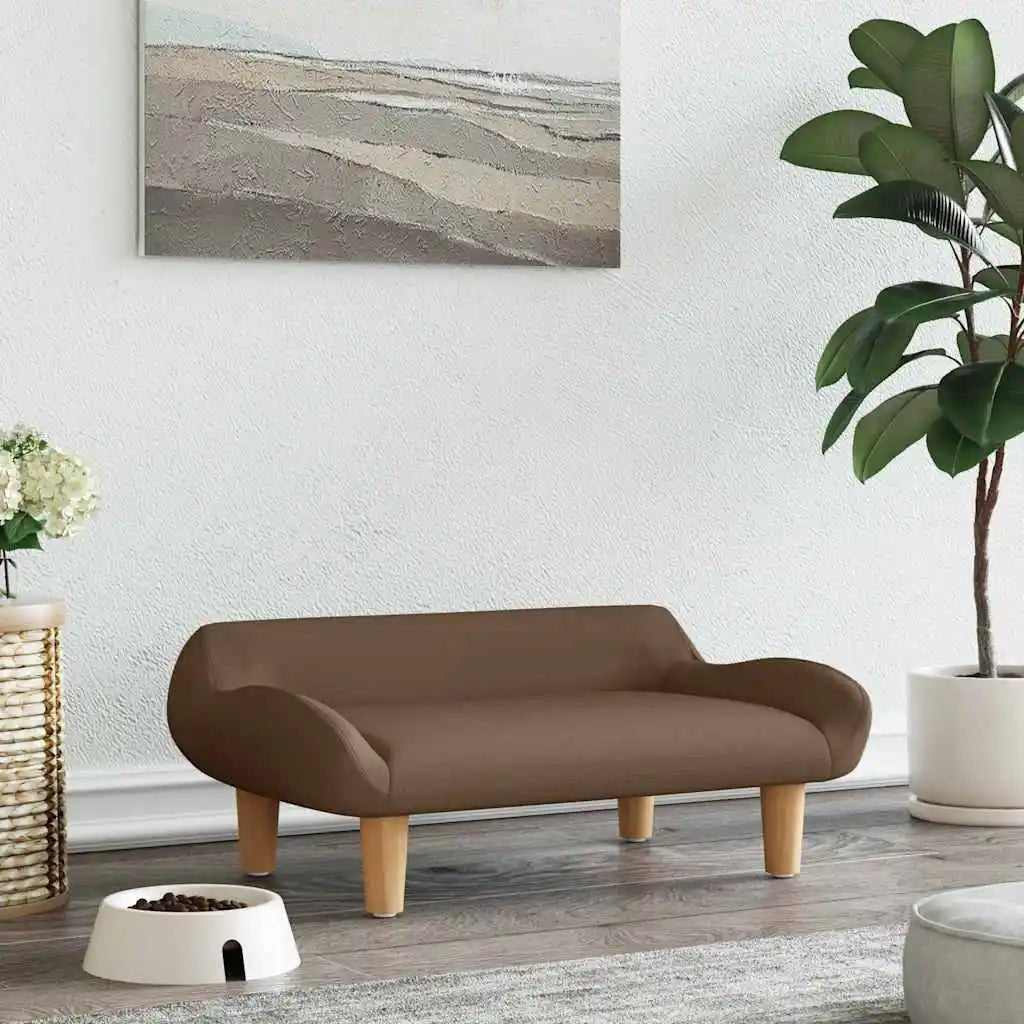 Canapé design de couleur brun posé dans un salon de couleur claire. Il y a une plante verte et une gamelle chien blanche. Image produit Boutiquechien 