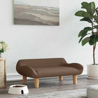 Canapé design de couleur brun posé dans un salon de couleur claire. Il y a une plante verte et une gamelle chien blanche. Image produit Boutiquechien 