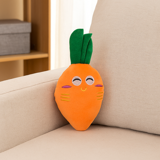 peluche Carotte pour chien orange posé sur un canapé de couleur gris. Image produit Boutiquechien