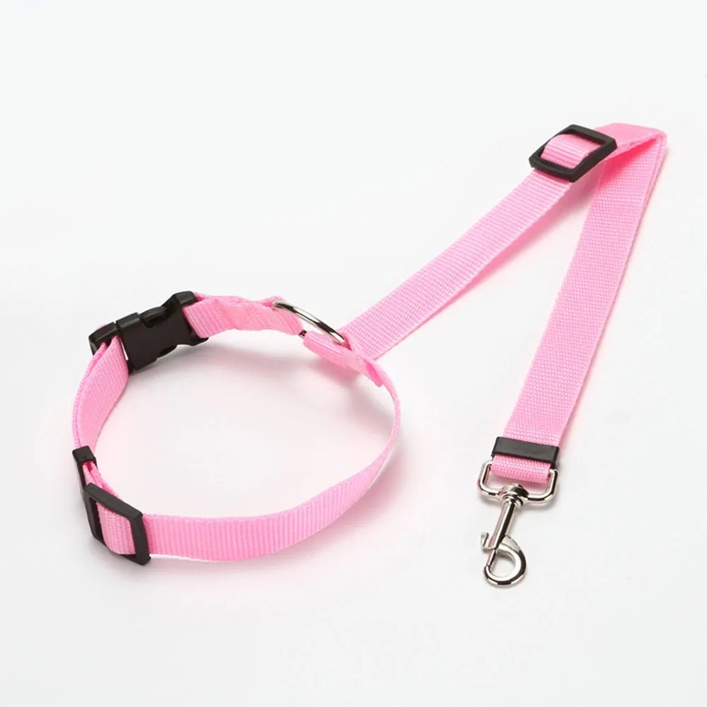 Laisse de sécurité pour chien de couleur rose maintenant son chien avec ke repose tête de sa voiture. La laisse est en nylon. Image produit Boutiquechien