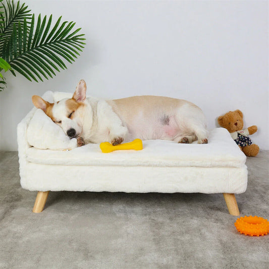 canapé chien de couleur blanc avec un chien de couleur blanc. En fond il y a des doudous. Image produit Boutiquechien