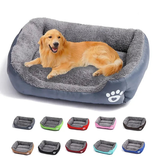 chien brun couché dans son panier xxl pour chien avec une patte sur le côté du panier pour chien 