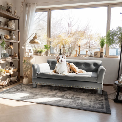 canapé pour chien blanc et brun couché sur un canapé de couleur gris avec une grande fenêtre. Cette pièce possède énormément de pièce. Image produit Boutiquechien