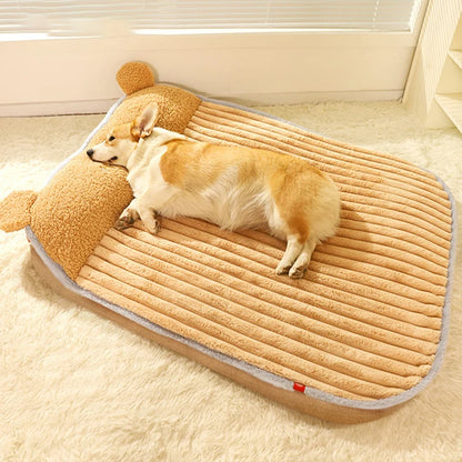 chien couché sur son tapis XXL pour chien avec oreiller moelleux. Le panier possède des oreilles et il est doux. Image produit boutiquechien