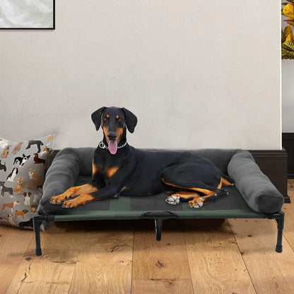 canapé chien noir surélevé respirant et lavable avec un chien noir couché dessus. Image produit Boutiquechien
