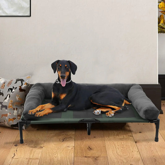 canapé chien noir surélevé respirant et lavable avec un chien noir couché dessus. Image produit Boutiquechien