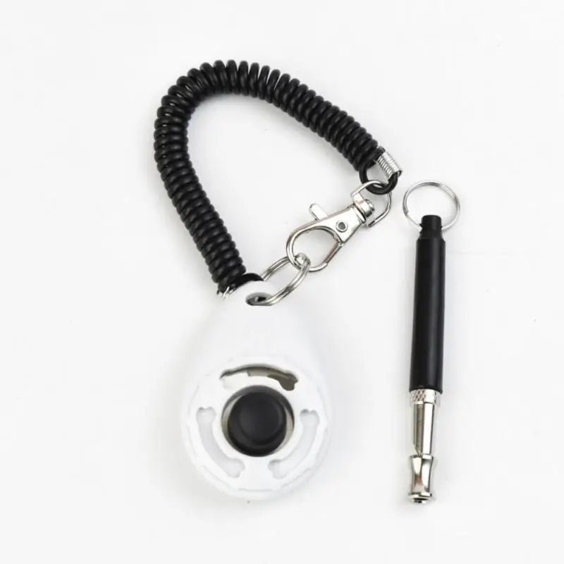 Clicker pour chien de couleur blanc et noir avec un sifflet noir. Image produit Boutiquechien
