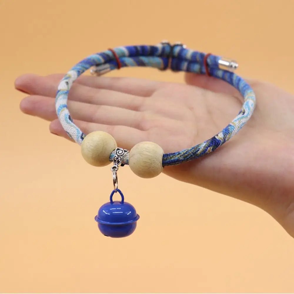 Collier anti puce petit chien dans une main