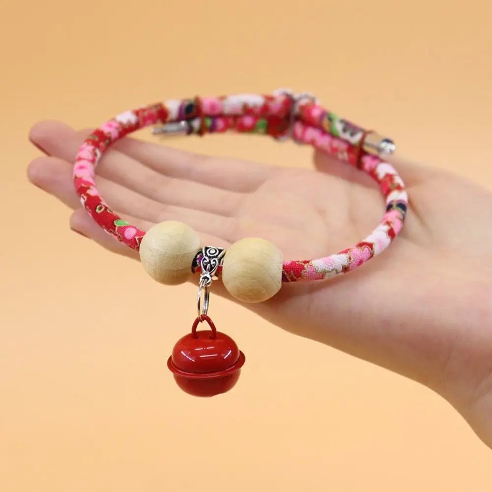 collier anti puce pour petit chien sur une main 