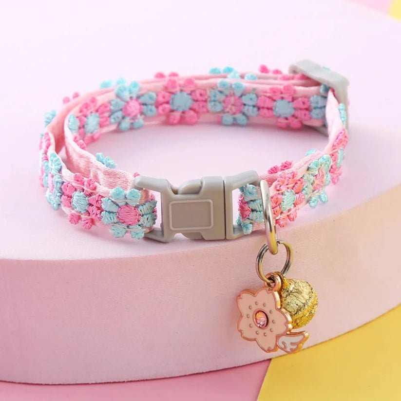 Collier pour chiot de couleur bleu et rose mis en avant de boutiquechien